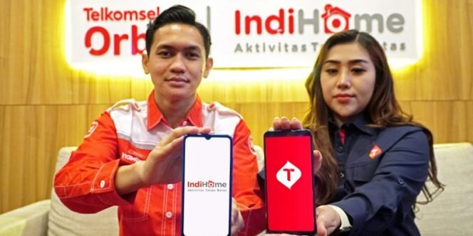 
					Pegawai Telkom dan Telkomsel Menunjukan Layanan Digital Indihome dan Telkomsel. Foto: ist