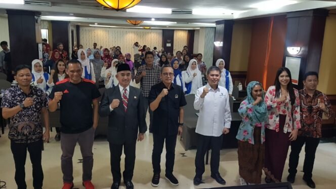 
					Anggota DPR RI Deddy Sitorus didampingi Walikota Tarakan dr. Khairul membuka pembekalan untuk UMKM. Foto : Fokusborneo.com 