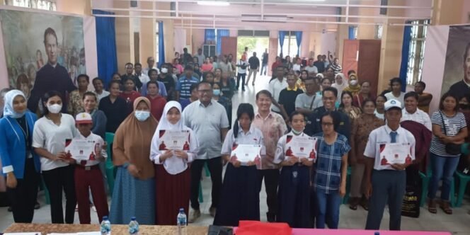 
					Wakili Deddy Sitorus, Arnoldus Gomez Serahkan PIP ke 173 Siswa