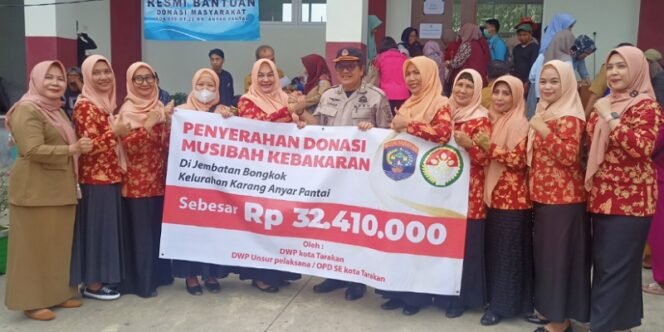 
					Ketua dan Pengurus DWP Tarakan Menyalurkan Donasi Uang Tunai Untuk Korban Kebakaran di RT 21, Kelurahan Karang Anyar Pantai. Foto: fokusborneo.com