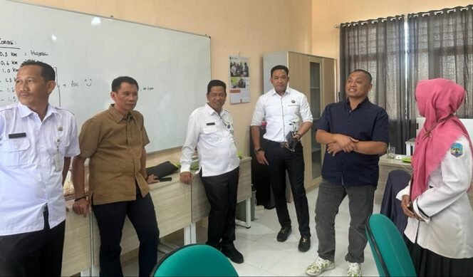 
					Komisi 4 DPRD Provinsi Kaltara melakukan monitoring pelaksanaan PPDB tingkat SMA dan SMK di Tarakan. Foto : Ist 