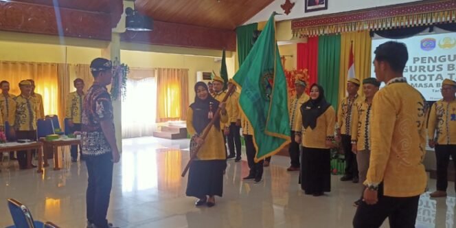 
					Agustina, Ketua Bapor Korpri Kota Tarakan Masa Bakti 2023-2027 Menerima Bendera Bapor Korpri Usai Dikukuhkan Oleh Ketua Bapor Korpri Kaltara Obed Daniel Lumban Tobing. Foto: fokusborneo.com