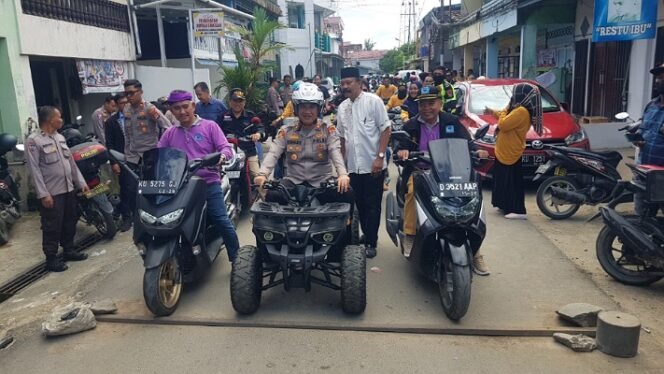 
					Ketua FKKRT Kota Tarakan Rusli Jabba mendampingi Kapolres dan Walikota turun ke jalan serap keluhan warga. Foto : Fokusborneo.com 