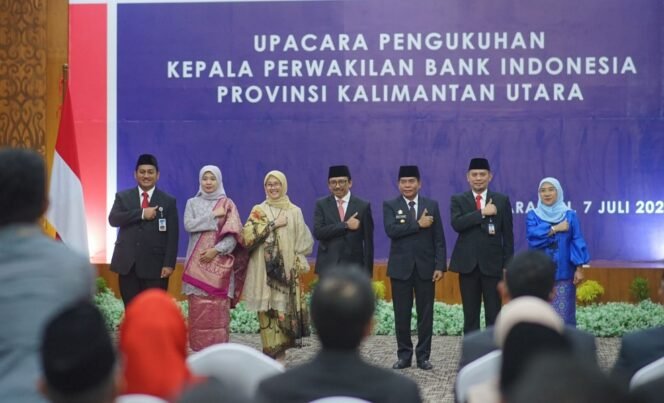 
					Kepala Perwakilan BI Provinsi Kaltara dikukuhkan Deputi Gubernur BI Juda Agung. Foto : Ist 