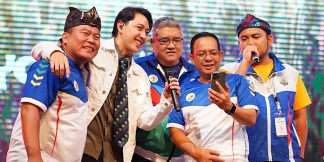 
					Sekretaris KORMI Kaltara, Mukhlis Ramlan (kanan) bernyanyi bersama Ketua KORMI Jawa Barat, Denda Alamsyah dan tamu undangan lainnya serta bintang tamu Yovie & Nuno pada acara penutupan Fornas VII/2023 di Gedung Budaya Sabilulungan, Soreang, Bandung, Jawa Barat. (foto: IST)