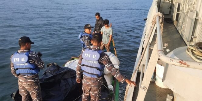 
					Personel TNI AL Lantamal XIII Tarakan Melakukan Pemeriksaan Kapal Diduga Mengangkut Ballpres Ilegal. Foto: ist
