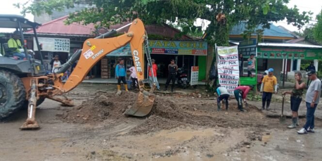 
					Alat Berat Sedang Sedang Mengupas Aspal Rusak Untuk Diperbaiki. Foto: ist