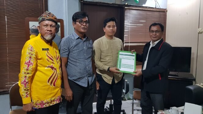 
					Ketua DPW Partai Berkarya Kaltara Ary Pangimanan serahkan putusan PTUN kepada pimpinan DPRD Kota Tarakan. Foto : Fokusborneo.com 
