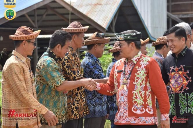 
					Wakil Bupati (Wabup) Bulungan, Ingkong Ala, SE, M.Si meresmikan Balai Adat sekaligus sanggar seni di Desa Paru Abang, Kecamatan Sekatak pada Kamis (10/8). 