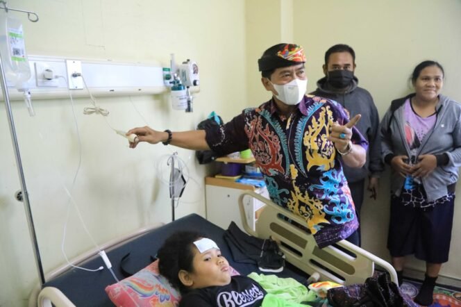 
					PELAYANAN KESEHATAN : Gubernur Kaltara, Drs H Zainal A Paliwang SH, M.Hum meninjau pelayanan kesehatan.

