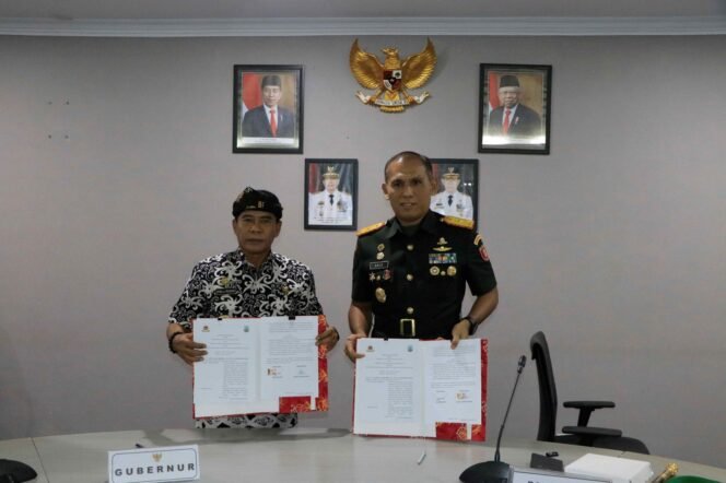 
					KERJASAMA : Pemprov Kaltara bekerjasama dengan Korem 092/Maharajalila dalam pengerjaan normalisasi Sungai Selor dan Buaya.Foto : DkispKaltara 

