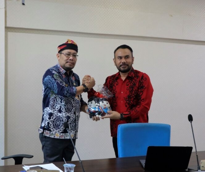 
					SP4N LAPOR : Asisten bidang Administrasi Umum Setda Provinsi Kaltara, Pollymart Sijabat, SKM., M.AP membuka secara resmi Monev terkait Pengelolaan dan Pengaduan Pelayanan Publik di Ruang Rapat Lantai II Kantor Gubernur Kaltara belum lama ini. Foto :Dkisp Kaltara 

