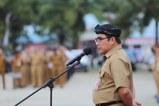 
					APEL PAGI : Sekprov Kaltara, Dr. H. Suriansyah, M.AP memberikan pengarahan pada apel pagi, Senin (7/8).Foto : Dkisp Kaltara 

