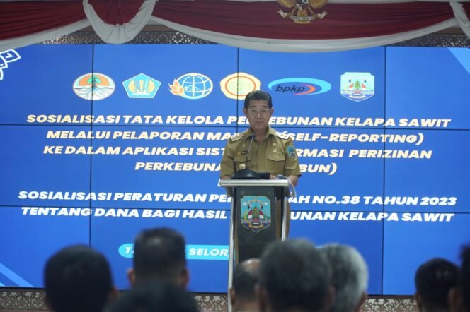 
					BERIKAN ARAHAN : Wagub Kaltara, Dr. Yansen TP, M.Si memberikan arahan pada Sosialisasi Tata Kelola Perkebunan Sawit melalui Aplikasi SIPERIBUN, Senin (7/8).Foto : Dkisp Kaltara 


