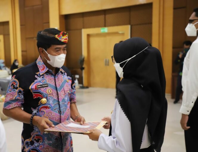 
					CALON ASN : Gubernur Kaltara, Drs H Zainal A Paliwang SH, M.Hum menyerahkan SK CASN tahun lalu. 

