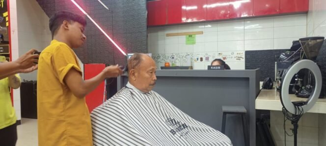 
					Hargai Jasa Pejuang Negara, Erdogan Babershop Gratiskan Potong Rambut Bagi Veteran di Tarakan 

