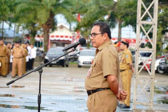 
					APEL PAGI : Sekprov Kaltara, Dr. H. Suriansyah, M.AP mengambil alih pimpinan apel gabungan di Lapangan Agatis, Senin (14/8).

