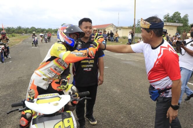 
					OPEN RACE : Gubernur Kaltara, Drs H Zainal A Paliwang SH, M.Hum menghadiri kegiatan Open Race Championship 2K23 di Sirkuit Bumi Rahayu KM 9, Ahad (13/8) sore.Foto : Dkisp Kaltara 

