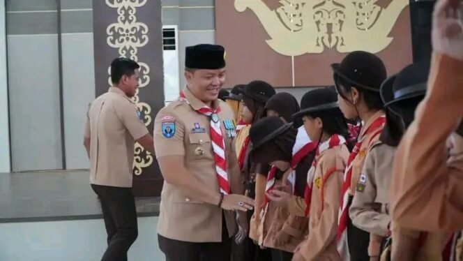 
					Bupati Tana Tidung, Ibrahim Ali dengan penuh semangat menghadiri upacara peringatan Hari Pramuka ke-62 tahun 2023 di Gedung Pendopo Djaparuddin, Senin (14/8/2023).

