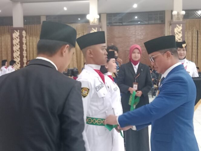 
					Bupati Kabupaten Tana Tidung Ibrahim Ali mengukuhkan Pasukan Pengibar Bendera Pusaka Merah Putih Kabupaten Tana Tidung, Selasa (15/8/2023) malam.

