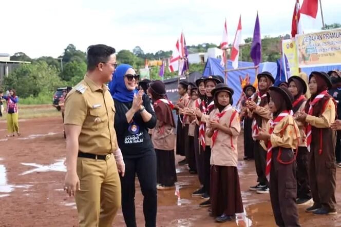 
					Bupati Ibrahim Ali didampingi istri Vamelia Ibrahim menyempatkan diri untuk meninjau kegiatan Jambore Pramuka sekaligus peninjauan lapangan Desa Tideng Pale Timur.


