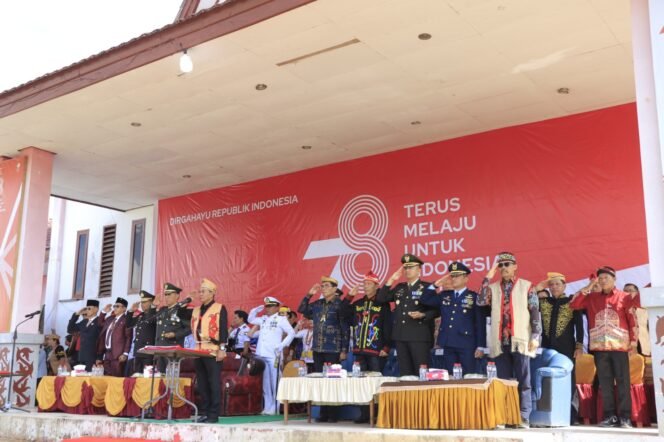 
					INSPEKTUR UPACARA : Gubernur Kaltara, Drs. H. Zainal A. Paliwang SH, M.Hum menjadi inspektur upacara di Peringatan HUT ke 78 Republik Indonesia di Desa Long Bawan, Kecamatan Krayan Induk, Kabupaten Nunukan, (17/8).


