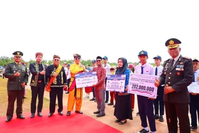 
					 Bupati Ibrahim Ali secara simbolis menyerahkan bantuan untuk pelajar Kabupaten Tana Tidung yang berprestasi, Kamis (17/8)

