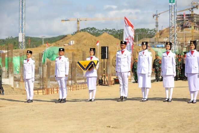 
					 Upacara bendera yang dilaksanakan di area pembangunan Ibu Kota Nusantara (IKN) pada 17 Agustus 2023 berjalan lancar tanpa ada hambatan yang berarti. 