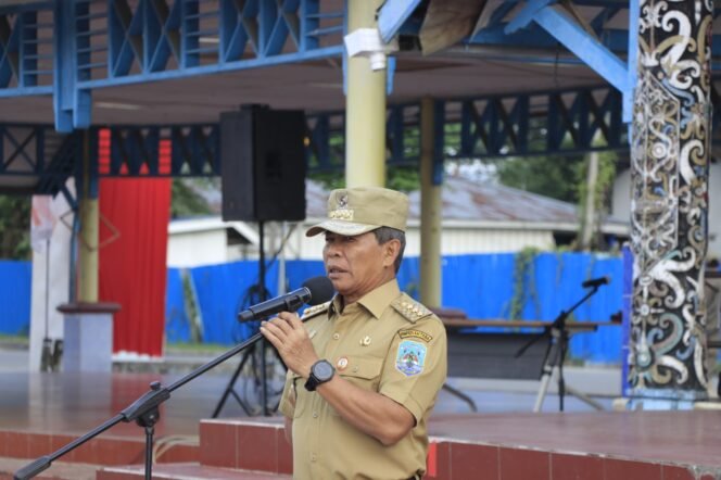 
					BERI ARAHAN : Gubernur Kaltara, Drs H Zainal A Paliwang SH, M.Hum memberikan arahan pada apel pagi di Lapangan Agatis, Senin (21/8).Foto : Dkisp Kaltara 

