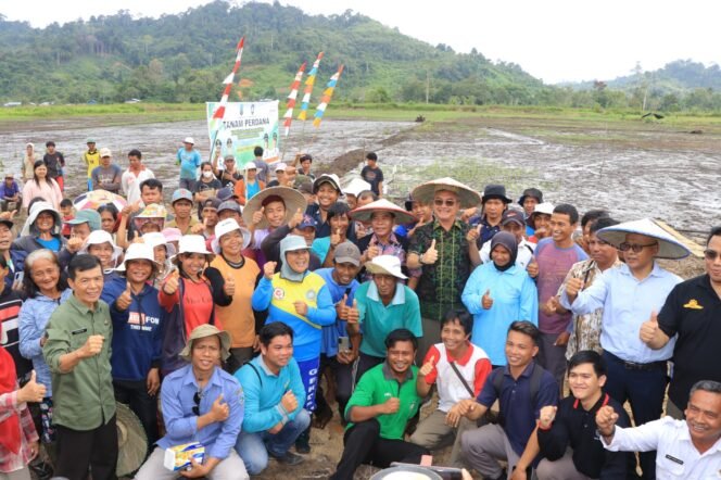 
					PEDULI PETANI : Tahun ini, Pemprov Kaltara bakal menyerahkan kembali bantuan pertanian. Gubernur Kaltara, Drs H Zainal A Paliwang SH, M.Hum berfoto bersama petani di Kabupaten Malinau belum lama ini.Foto : Dkisp Kaltara 

