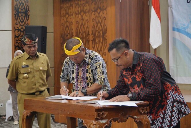 
					ISEI TARAKAN : Gubernur Kaltara, Drs H Zainal A Paliwang SH, M.Hum menyaksikan penandatanganan MoU antara ISEI Kaltara dengan pelaku ekonomi di Kota Tarakan, Senin (28/8).Foto : Dkisp Kaltara 


