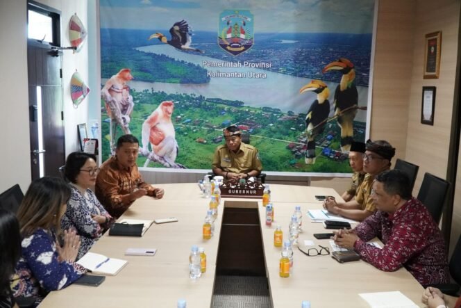 
					KOLABORASI : Gubernur Kaltara, Drs H Zainal A Paliwang SH, M.Hum bertemu dengan Tim SKALA di Ruang Rapat Kantor Gubernur, Senin (28/8).Foto: Dkisp Kaltara 


