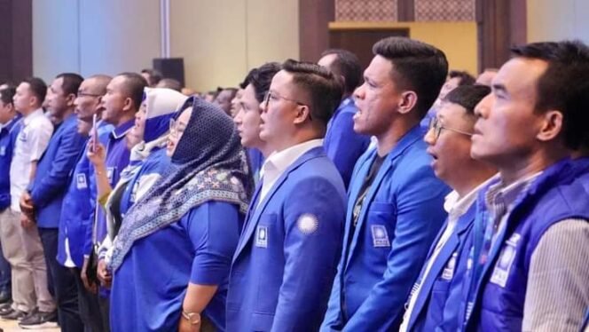 
					Ketua DPW PAN Provinsi Kaltara Ibrahim Ali bersama sekretaris dan seluruh Ketua DPD PAN se- Kaltara menghadiri puncak Hari Ulang Tahun PAN ke -25 Tahun 