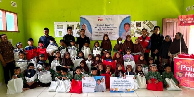 
					Penyerahan Bantuan Dari Telkomsel Untuk Pelajar di Sekolah Tapal Batas, Sebatik Tengah, Kabupaten Nunukan. Foto: ist
