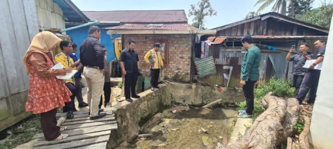 
					Komisi 3 DPRD Kota Tarakan meninjau sungai di RT 19 dan 20 Sebengkok sebabkan banjir. Foto : Ist 