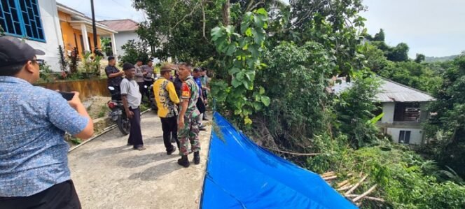 
					Komisi 3 DPRD Kota Tarakan meninjau Jalan Telaga Air mengalami longsor. Foto : Ist 