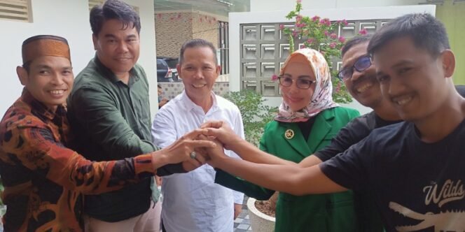 
					Undunsyah dan Umi Suhartini Bersama Ketua DPC PPP Tarakan serta Pengurus. Foto: fokusborneo.com