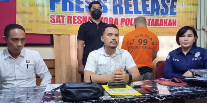
					Kasat Resnarkoba Polres Tarakan Iptu Gian Didampingi Kanit dan Humas Saat Press Release Pengungkapan Kasus Peredaran Sabu. Foto: fokusborneo.com