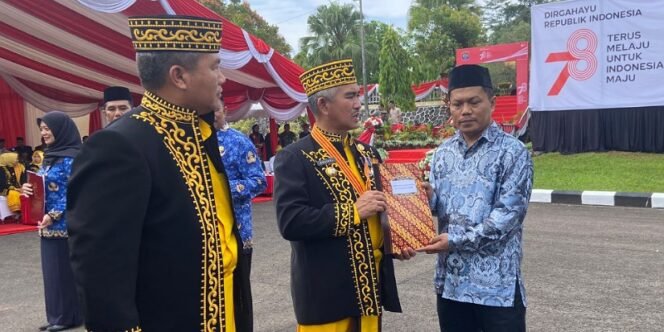 
					Walikota Tarakan Khairul Didampingi Kalapas Kelas II A Tarakan Mohammad Ridwantoro Menyerahkan Remisi 17 Agustus Kepada Salah Satu Warga Binaan. Foto: ist