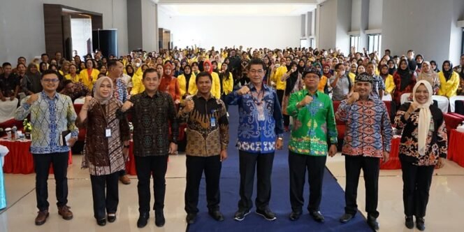 
					Seminar: Rektor Universitas Terbuka Prof Ojat Darojat Bersama Wagub Kaltara DR Yansen TP dan Direktur UPBJJ-UT Tarakan Rahmaddian Serta Narasumber dan Mahasiswa Foto Bersama. Foto: fokusborneo.com
