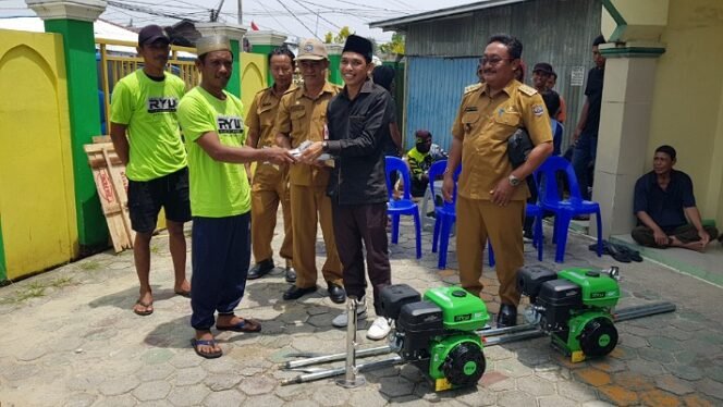 
					Anggota DPRD Kota Tarakan Hamka secara simbolis menyerahkan bantuan mesin kepada nelayan. Foto : Fokusborneo.com 