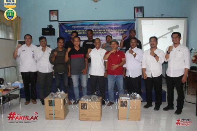 
					Bupati Bulungan, Syarwani S,Pd M.Si secara simbolis menyerahkan bantuan sarana dan prasarana produksi berupa 34 perahu Ketinting beserta kelengkapannya kepada kelompok nelayan bertempat di Dinas Perikanan Bulungan pada Rabu (6/9). 