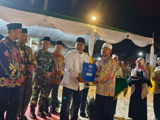 
					Asisten I Pemerintahan Umum dan Kesejahteraan Pemerintah Kabupaten Bulungan menyerahkan hadiah kepada peserta dari Kecamatan Tanjung Selor yang meraih juara umum dalam kegiatan Musabaqah Tilawatil Quran MTQ Ke- 48 tingkat Kabupaten Bulungan, Jumat (8/9) malam.