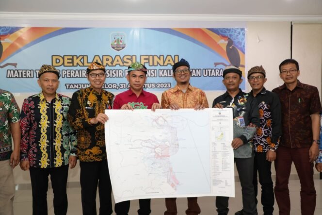 
					DEKLARASI : Asisten bidang Perekonomian dan Pembangunan Setprov Kaltara, Dr. Bustan, SE., M.Si memimpin deklarasi Finalisasi Dokumen RZWP3K.Foto : Dkisp Kaltara 

