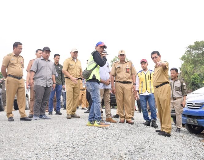 
					MONITORING : Wagub Kaltara, Dr Yansen TP, M.Si melakukan monev penanganan Long Segmen Kondisi Ruas Jalan Ring Road Malinau, Senin (4/9). 

