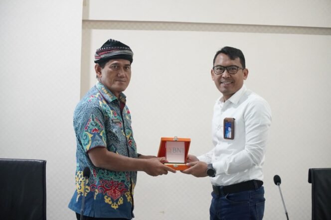 
					SOSIALISASI : Kepala Bagian Pembinaan dan Advokasi Pengadaan Barang dan Jasa Biro Pengadaan Barang dan Jasa Setprov Kaltara, Imam Pratikno menerima kenang-kenangan pada acara Sosialisasi Cash Management, EDC & QRIS BNI.Foto : Dkisp Kaltara 



