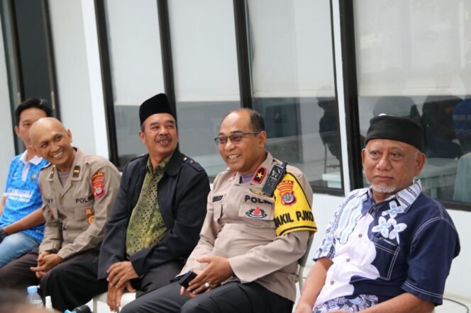
					Wakapolda Kaltara Brigjen Pol Kasmudi, S.I.K. mendengarkan aspirasi masyarakat melalui program â€˜Jumat Curhatâ€™ di Warung Kopi Bean Laden Tanjung Selor, Jumat (08/09/2023).

