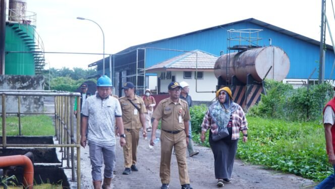 
					Dinas Lingkungan Hidup Kabupaten Tana Tidung saat melakukan pengawasan di PT. TUM, Selasa (12/9)
