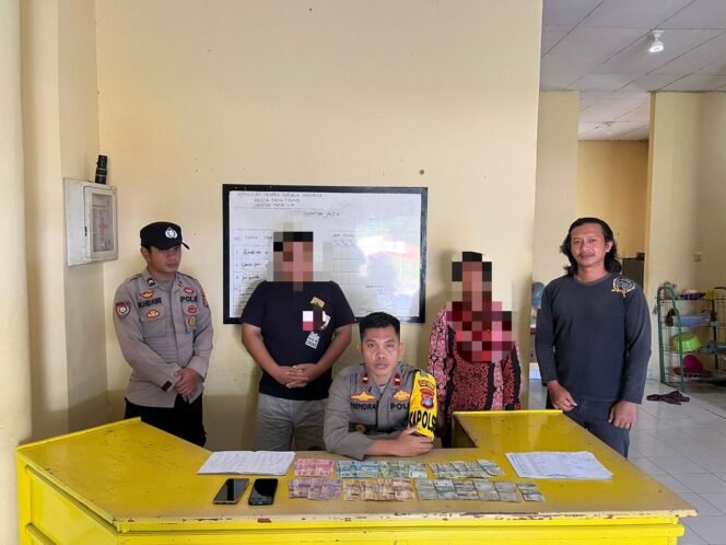 
					Aparat kepolisian Polsek Tana Lia, Polres Tana Tidung berhasil mengamankan 2 pelaku perjudian toto gelap (togel) di Kecamatan Tana lia, Kabupaten Tana Tidung, Senin (11/9)