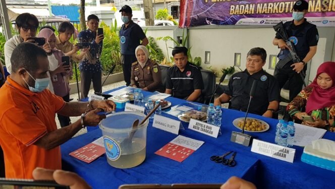 
					Pelaku pengedar sabu-sabu musnahkan bb miliknya. Foto : Fokusborneo.com